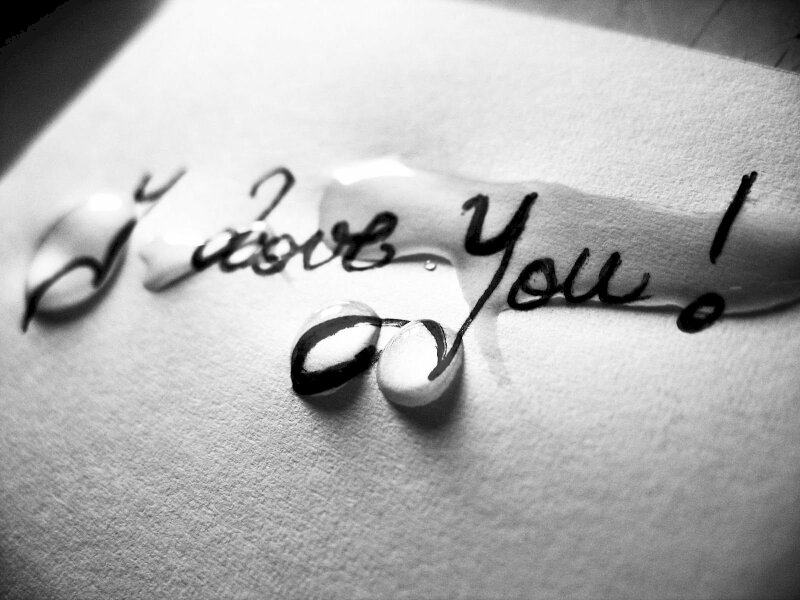 Hình ảnh dòng chữ I Love You bị nhòa bởi nhựng giọt nước mắt