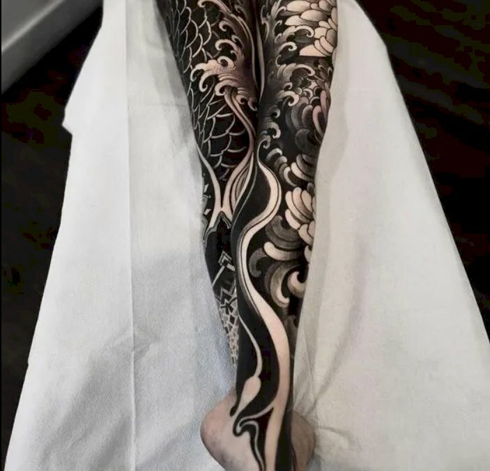 Hình xăm hoa mẫu đơn trắng kín 2 chân