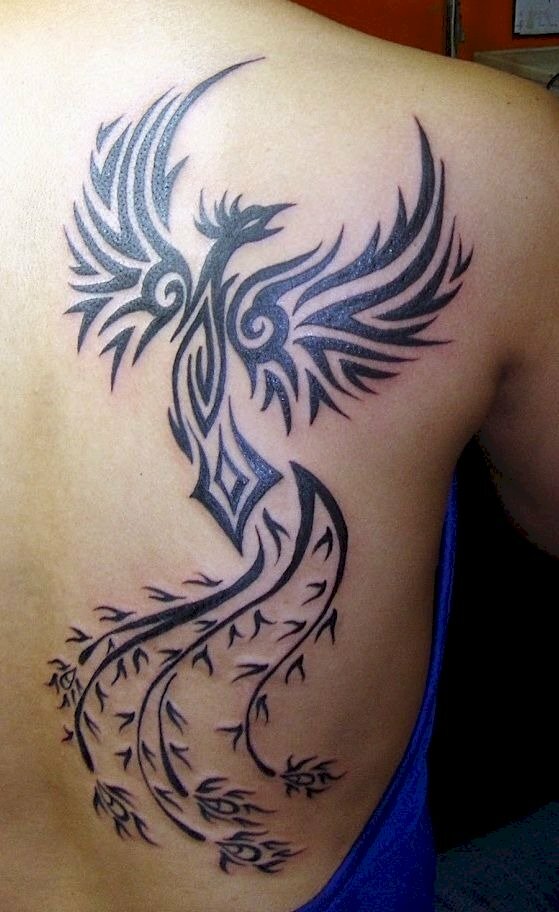 Hình xăm phượng hoàng tung cánh màu đen trắng trên lưng cực chất