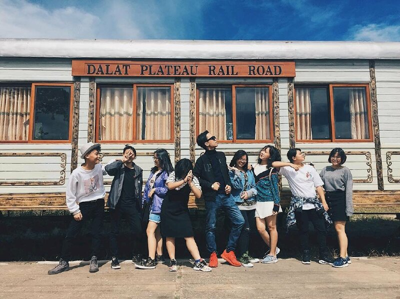 Kiểu tạo dáng đầy chất lượng cho nam khi đi Đà Lạt cùng nhóm bạn với 2 tay nắm vạt áo, người đứng thẳng, một chân hơi co, đầu ngẩng cao, mắt nhìn lệch hướng bầu trời