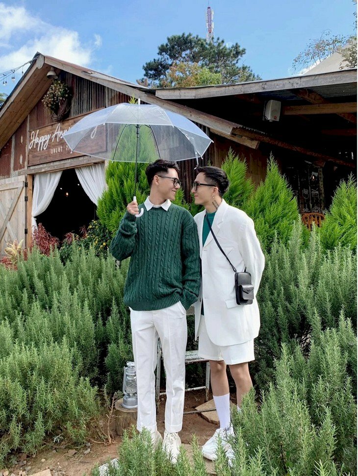 Kiểu tạo dáng nam cho cập Đam Mỹ cực ngọt ngào với dáng người đứng thẳng, người còn lại hơi nghiêng nhìn nhau cười hạnh phúc