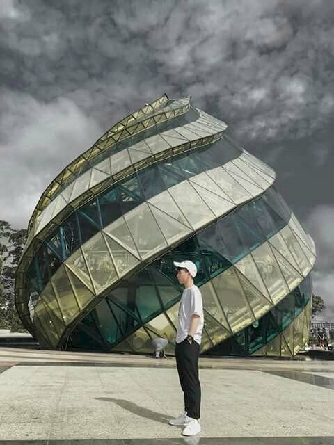 Kiểu tạo dáng nam đứng quay người 90 độ tại Quảng Trường Lâm Viên torng bộ quần áo thể thao năng động 2 tay đặt ở túi quần