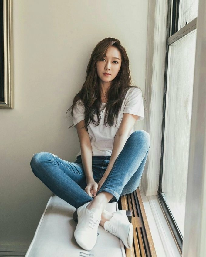 Kiểu tạo dáng nữ ngồi dựa tường 2 tay để phía trước, chân co gối đặt chéo bên chiếc cửa sổ, đầu hơi nghiêng mắt nhìn thẳng camera rất đẹp và tự nhiên