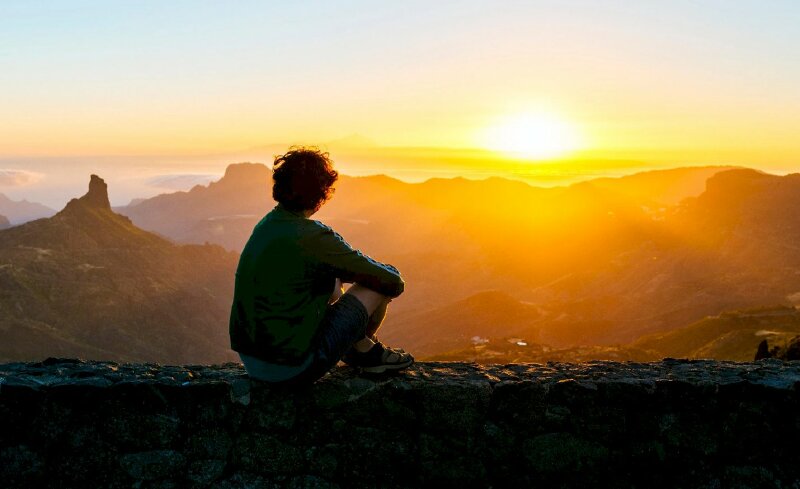 Tạo dáng chụp ảnh ngồi co gối rất tự nhiên đón bình minh vàng rực phía xa của chàng thanh niên tuyệt đẹp