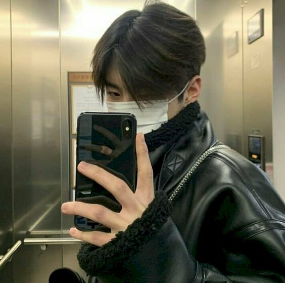 Cách tạo dáng chụp ảnh giấu mặt nam khi chụp hình tự sướng trong gương, chỉ cần đứng thẳng người, đầu hơi nghiêng lên phía trước, đứng nghiêng người, đưa điện thoại lên và chụp là sẽ có một bức ảnh cực đẹp. 