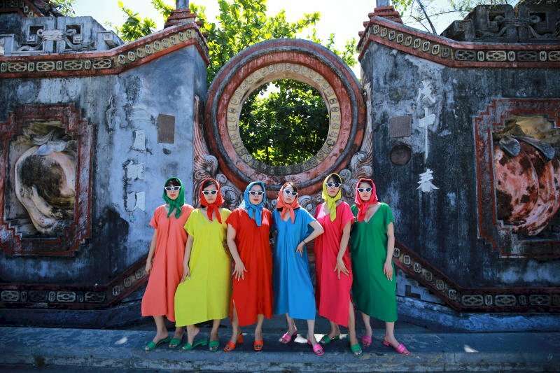 Tạo dáng chất cho các cô gái khi đi chơi Hội An với thời trang bảy sắc cầu vồng tuyệt đẹp tạo dáng hài hước dưới nắng Hội An