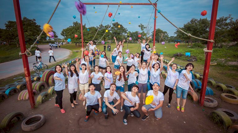 Kiểu chụp ảnh tập thể lớp ghi lại khoảnh khắc mọi người cùng ném giấy lên trời. 