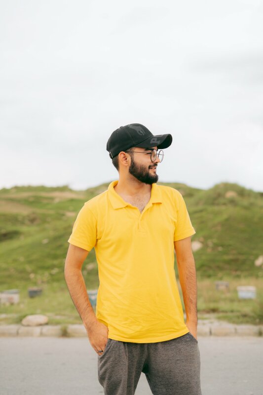 Tạo dáng cực chất khi đi chơi ngoài trời trong bộ quần áo thun cùng dáng đứng thoải mái mặt nhìn nghiêng, miệng cười nhẹ, 2 tay đặt vào túi quần