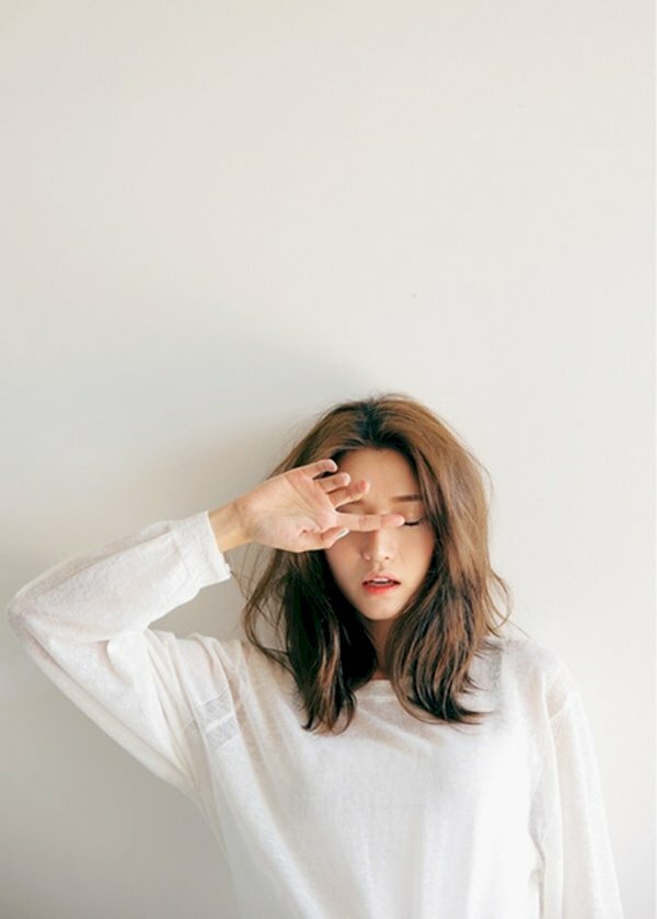 Tạo dáng chụp ảnh tại nhà với bức tường trắng cùng với chiếc áo trắng sẽ làm sáng bừng khung ảnh, lúc này chỉ cần đứng dựa đầu vào tường, đưa 1 tay lên nhẹ nhàng che 1 bên mắt lại.