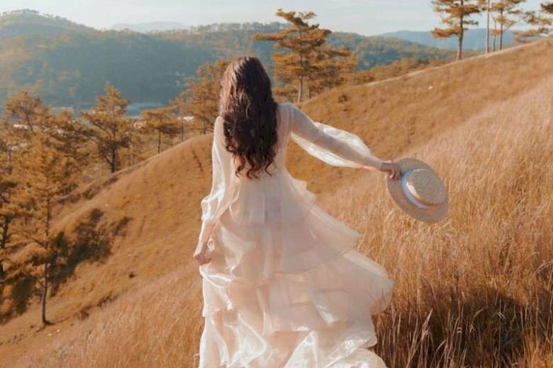  Cách tạo dáng với váy bánh bèo dài quay lưng bước đi đẹp