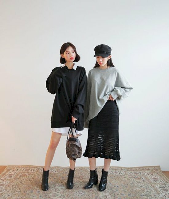 Tạo dáng chụp ảnh đôi nữ cực ngầu với dáng đứng thẳng, 1 bạn chân bước rộng ngang vai, 1 bạn đứng hơi chùng chân và tay đặt ngang hông, 1 bạn tay cầm túi xách  còn tay kia đưa lên trước ngực.