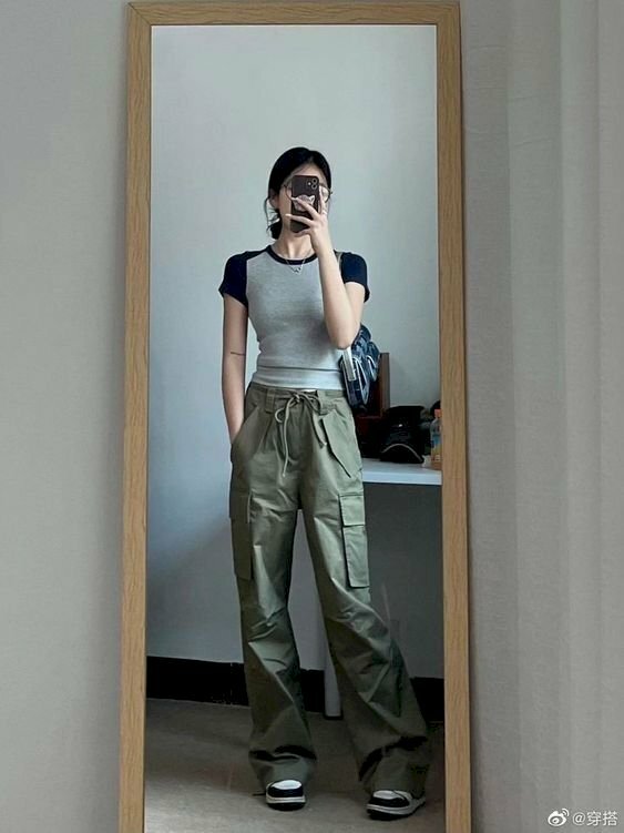 Cách tạo dáng chụp ảnh trước gương ngầu cho nữ, một tay bỏ túi quần 