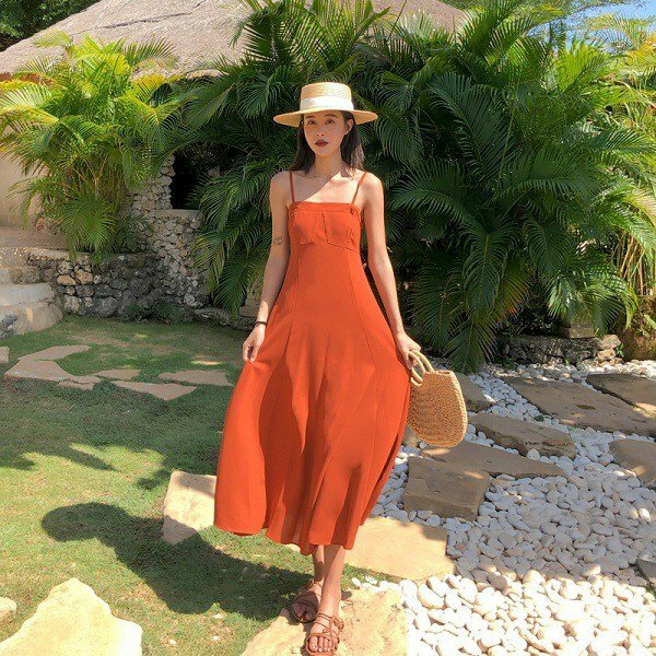 Cách tạo dáng chụp ảnh với váy maxi ở tư thế đang bước đi tự nhiên