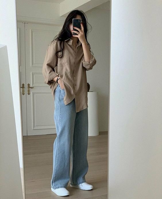 Cách tạo dáng chụp ảnh trước gương ngầu cho nữ khi mặc áo sơ mi quần jean 