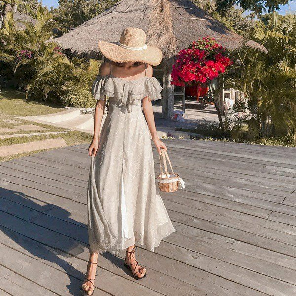 Cách tạo dáng chụp ảnh với váy maxi đang để váy maxi buông xõa tự nhiên