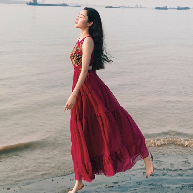 Cách tạo dáng chụp ảnh đẹp khi mặc váy dài maxi khi đang đi