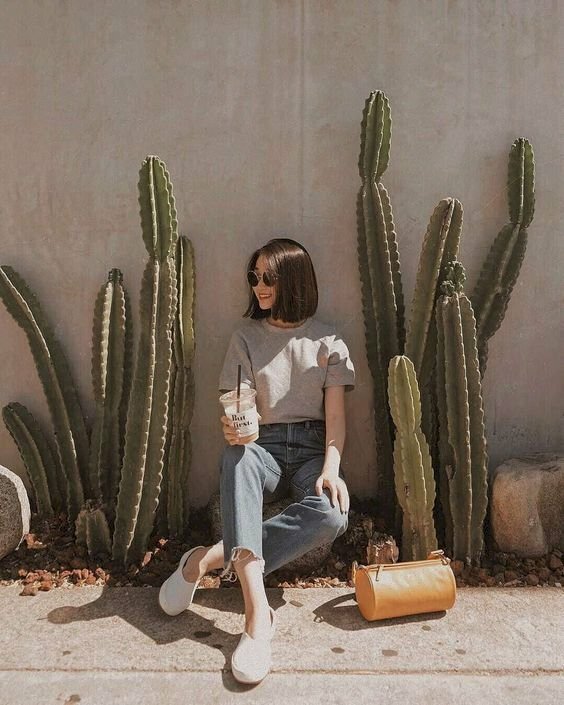 Kiểu tạo dáng chụp ảnh ngầu cho nữ ngồi cạnh cây xương rồng