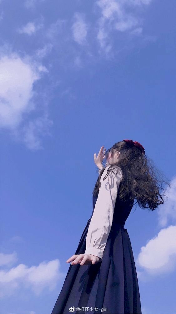 Cách tạo dáng với váy dài ngước nhìn bầu trời đẹp.