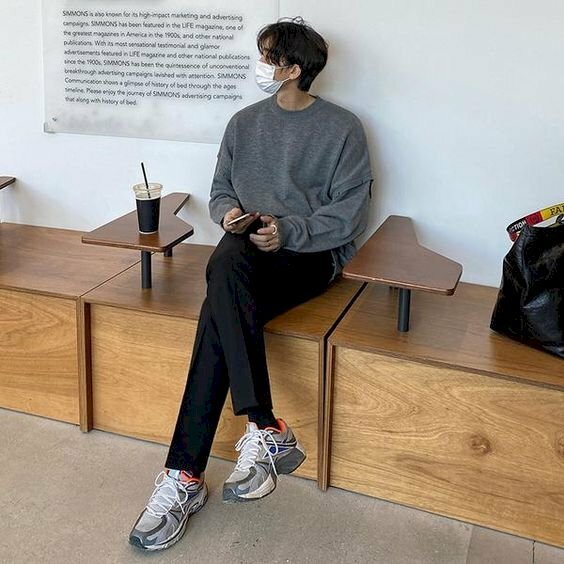 Outfit đơn giản thanh lịch với chiếc áo sweater rộng và chiếc quần tây dài kết hợp cùng đôi giày sneaker với kiểu ngồi bắt chéo chân, hai tay để lên đùi sẽ giúp nam gầy có 1 bức ảnh đẹp.