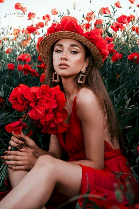 Cách tạo dáng chụp ảnh ở vườn hoa khi ngồi với kiểu ngồi bệt đặt hai chân hơi xéo nhau, hãy ngồi thấp hơn vườn hoa, tay cầm bó hoa để 1 bên, với trang phục màu đỏ cùng với bông hoa màu đỏ sẽ giúp bạn nổi bật hơn khi ngồi ở vườn hoa.