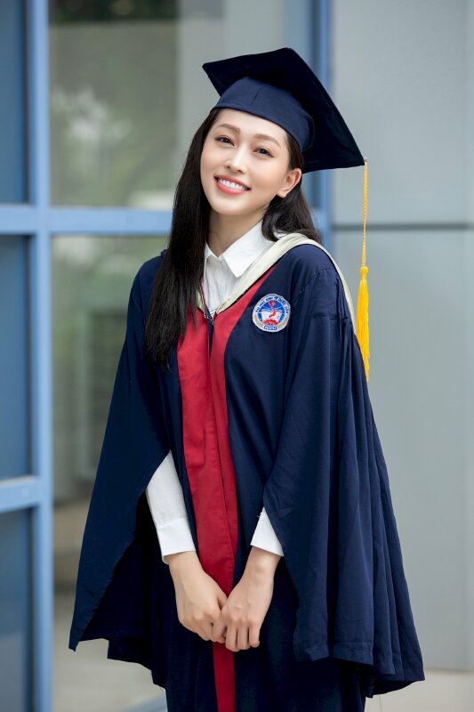 Tạo dáng đẹp cute với hướng chụp hơi nghiêng 2 tay chạm nhau phía trước, đầu hơi nghiêng, mắt nhìn ống kính, miệng cười tươi