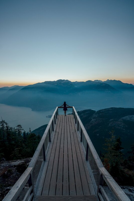 Tạo dáng cực hút của cô gái trên chiếc cầu cao giữa đại ngàn mây núi cùng tư thế đứng 2 tay chạm lên thành cầu rất chất