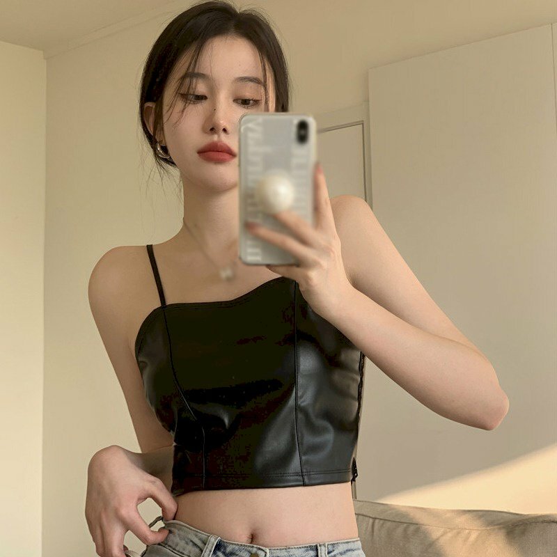 Cách chụp ảnh với áo croptop trước gương đơn giản mà đẹp bằng cách đứng trước gương hơi nhấc nhẹ 1 bên vai lên, 1 tay đặt ngay phần thắt lưng và 1 tay cầm điện thoại đưa lên chụp hình.