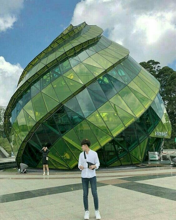 Cách tạo dáng nam siêu chất khi chụp tại Quảng Trường Lâm Viên với 2 tay cầm kính râm, mặt nhìn nghiêng miệng cười nhẹ