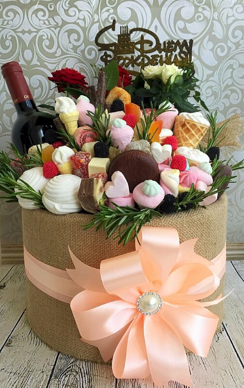 Hình hình ảnh cái bánh kem có khá nhiều hình tiết hoa, lá và chai rựu chúc mừng sinh nhật