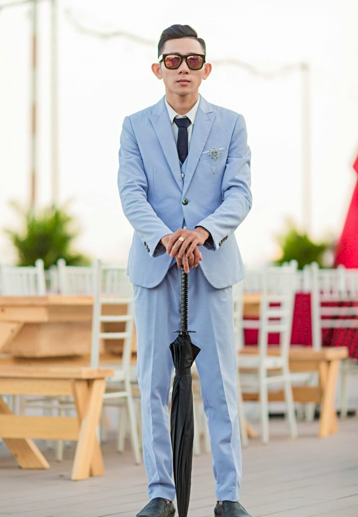 3 Kiểu dáng nam thần thái trong bộ vest xanh nhạt kết hợp cùng chiếc kinh đen và chiếc dù dùng làm gậy