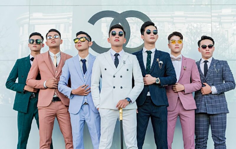 Kiểu tạo dáng bá đạo cho nhóm nam học sinh với những bộ vest đủ màu sắc sặc sỡ cùng kính râm và xếp hàng nổi bật nhân vật chính toát lên vẻ lịch lãm và trường thành