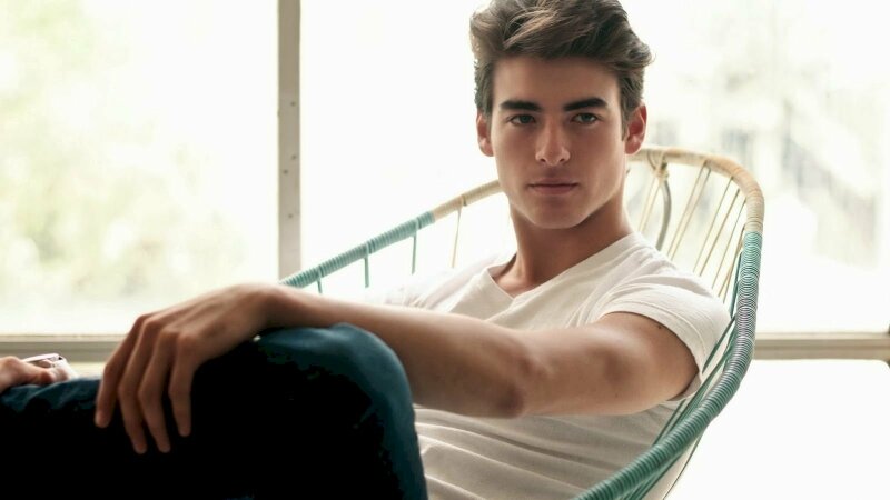 Kiểu tạo dáng nam chụp nữa người với chiếc ghế dựa đẹp và chất