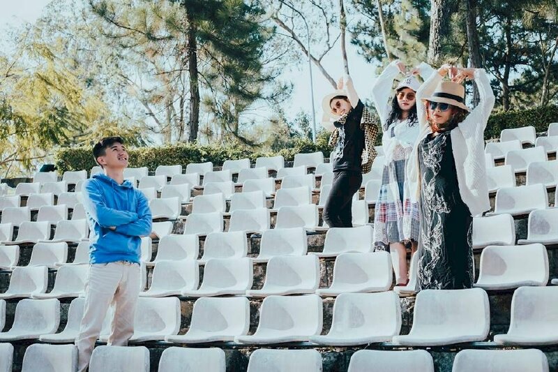 Kiểu tạo dáng thần thái vui tươi cho nam trng chiếc áo xanh da trời, chụp lấy góc nghiêng, người đứng thẳng khoanh tay, miệng cười tươi, mắt nhìn trời