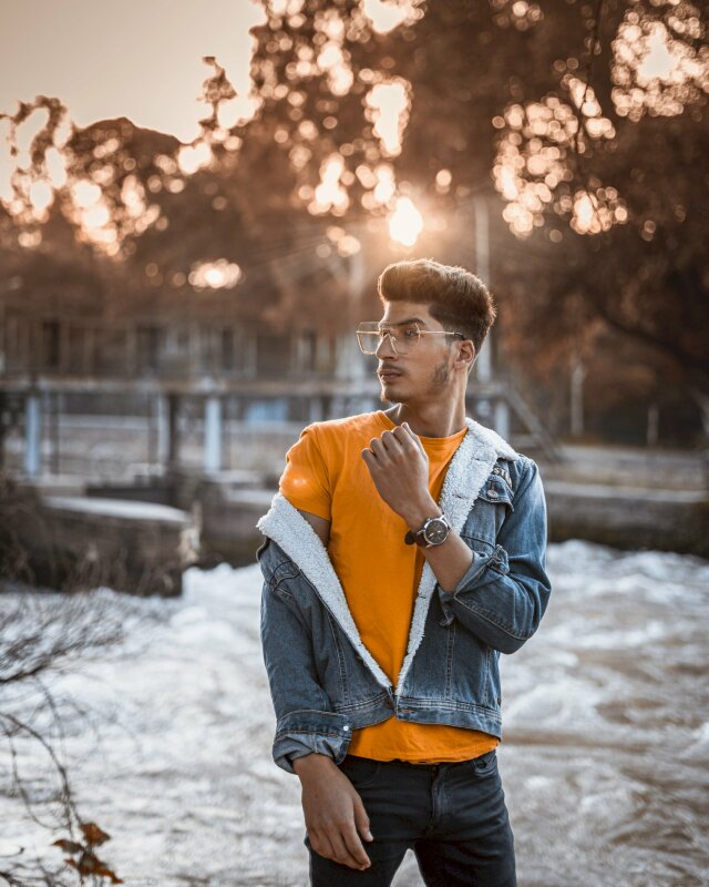 Kiểu tạo dáng trong bộ quần áo cực thời trang khỏe khoắn, một tay xuôi thẳng, một tay đưa làm dáng, mặt nhìn nghiêng