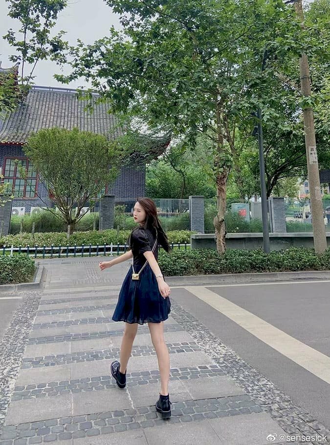 Kiểu tạo dáng váy ngắn nữ gợi cảm chụp từ góc nghiêng phía sau