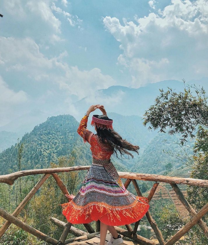Tạo dáng cực chill như đang nhảy múa trong bộ quần áo truyền thống của người dân bản Cát Cát với chiếc váy xòe tuyệt đẹp