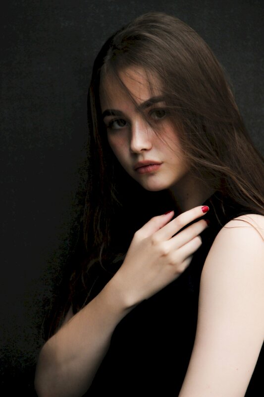 Tạo dáng chụp ảnh cận mặt tuyệt đẹp với dáng đứng tự nhiên, một tay đưa lên cao làm dáng mặt hơi nghiêng mắt nhìn ống kính