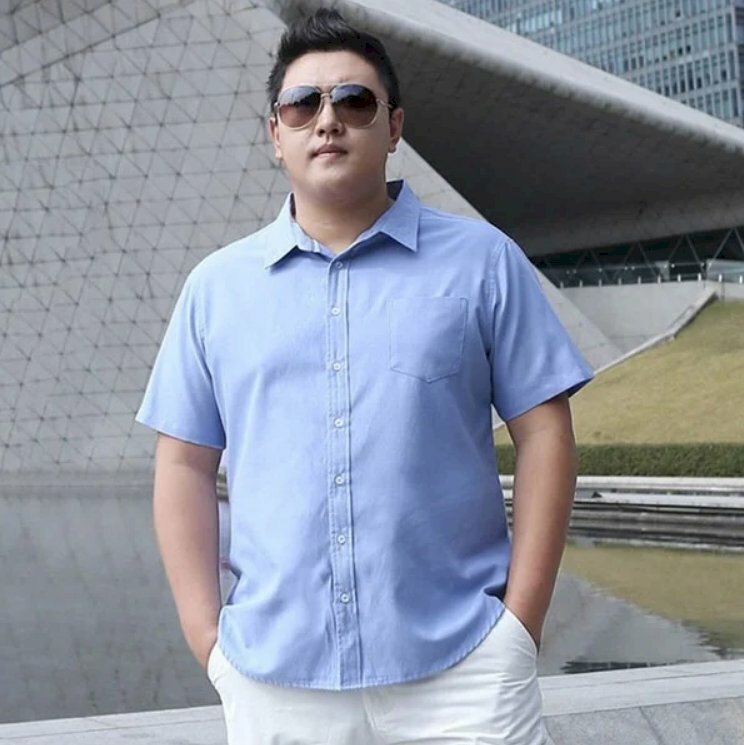 Kiểu tạo dáng cực chất trong chiếc áo sơ mi xanh nhạt, quần kaki trắng, đâu hơi ngẩng cao, 2 tay đặt ở túi quần