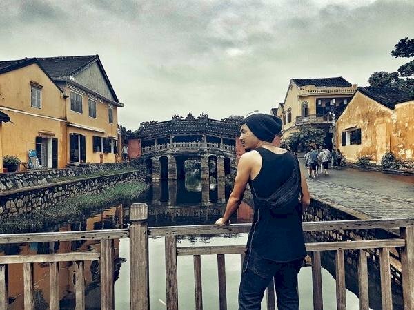 Tạo dáng mạnh mẽ và rất chất cho nam trong bộ quần áo màu đen thoải mái cùng chiếc mũ đầy cá tính, 2 tay chống lên thành cầu, mặt nhìn nghiêng