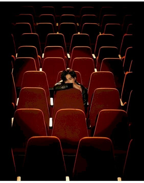 Tạo dáng ngồi cuốn hút của chàng thanh niên một tay chống lên ghế, mặt tựa lên ghế