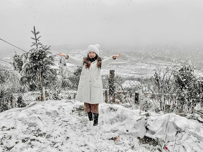 Kiểu tạo dáng cute rất tự nhiên 2 tay đưa ra chào đón cho các bạn nữ dưới trời mùa Đôg Sapa trắng xóa