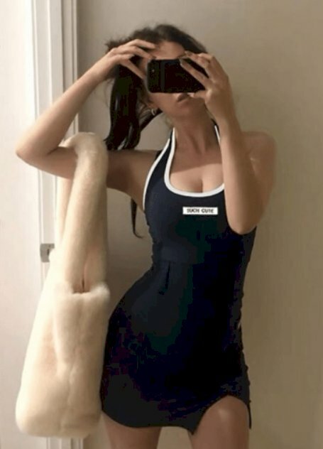 Tạo dáng nữ với chiếc váy body sát da gợi cảm