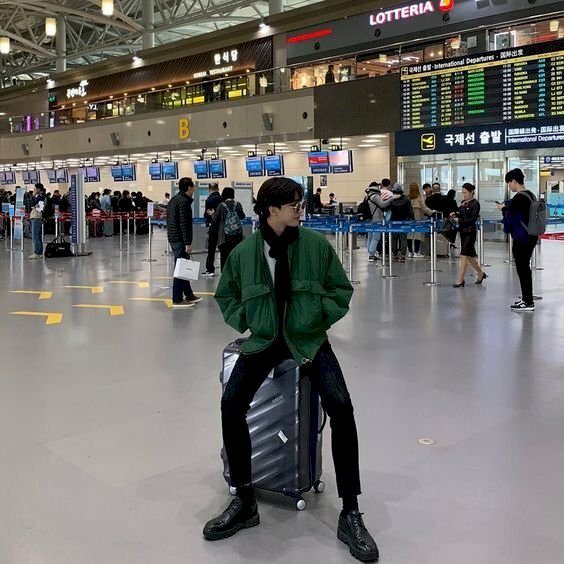 Cách tạo dáng chụp ảnh ở sân bay cho nam cực đẹp cùng chiếc vali bằng cách hãy ngồi lên vali, hai chân dang rộng hơn vai, đặt hai tay vào túi áo, đầu hơi nghiêng về một bên.