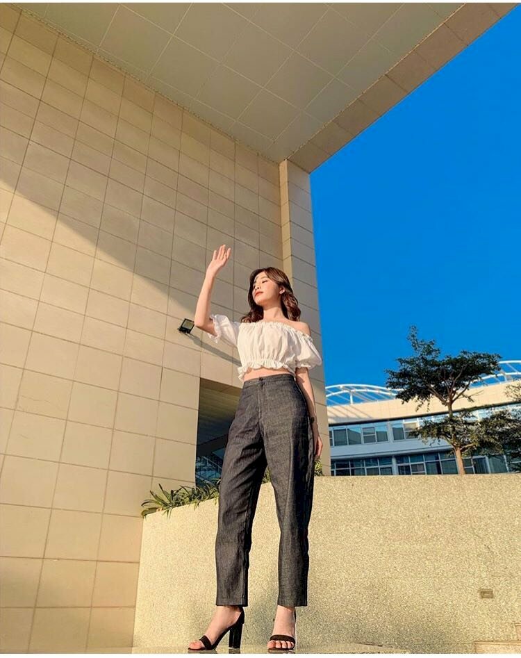 Kiểu tạo dáng chụp ảnh ngoài trời ngầu cho nữ dáng chụp lấy tay che ánh nắng