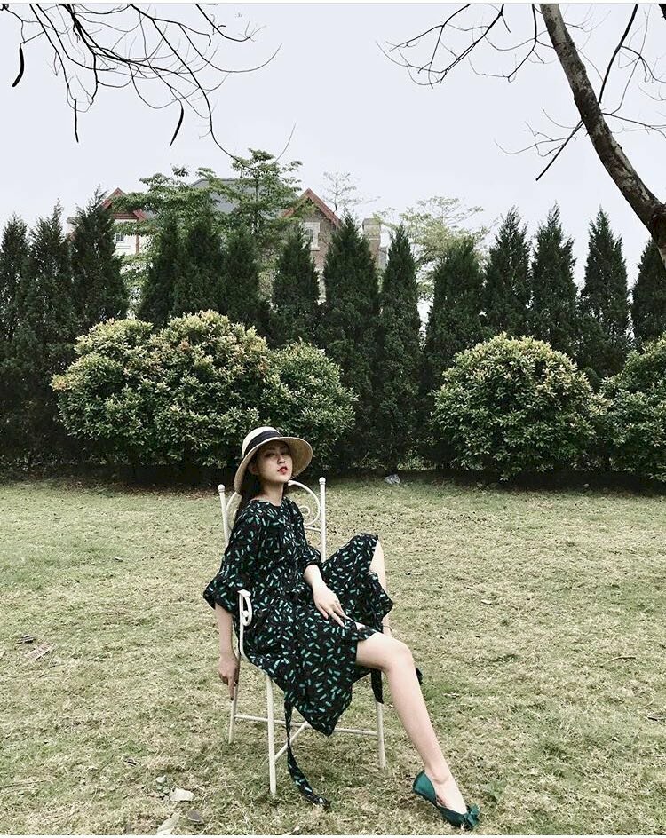 Kiểu tạo dáng chụp ảnh ngoài trời ngầu cho nữ khi ngồi trên ghế
