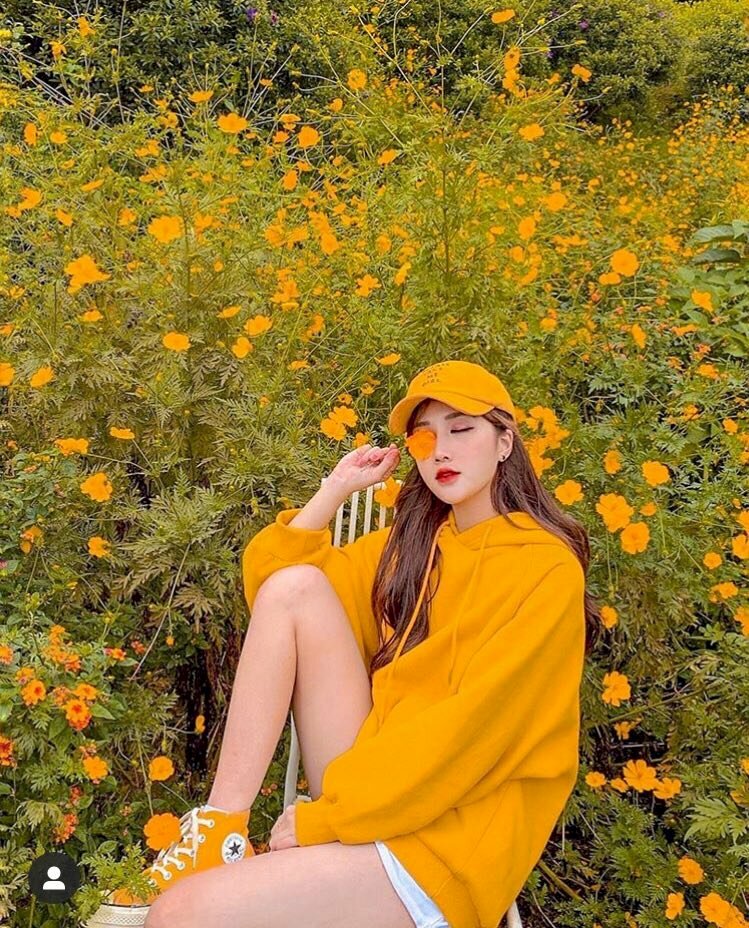 Kiểu tạo dáng chụp ảnh ngầu cho nữ khi ngồi ở vườn hoa 