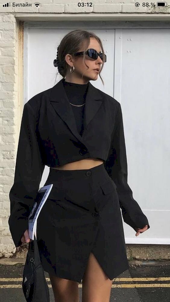 Trong trang phục vest đen cool ngầu, cách tạo dáng chụp ảnh đơn giản với dáng vẻ đang bước đi, 1 chân bước trước, 1 chân bước sau, hai tay tung tăng như đang đi, gương mặt nghiêng về phía bên trái, vừa tự nhiên vừa đẹp.