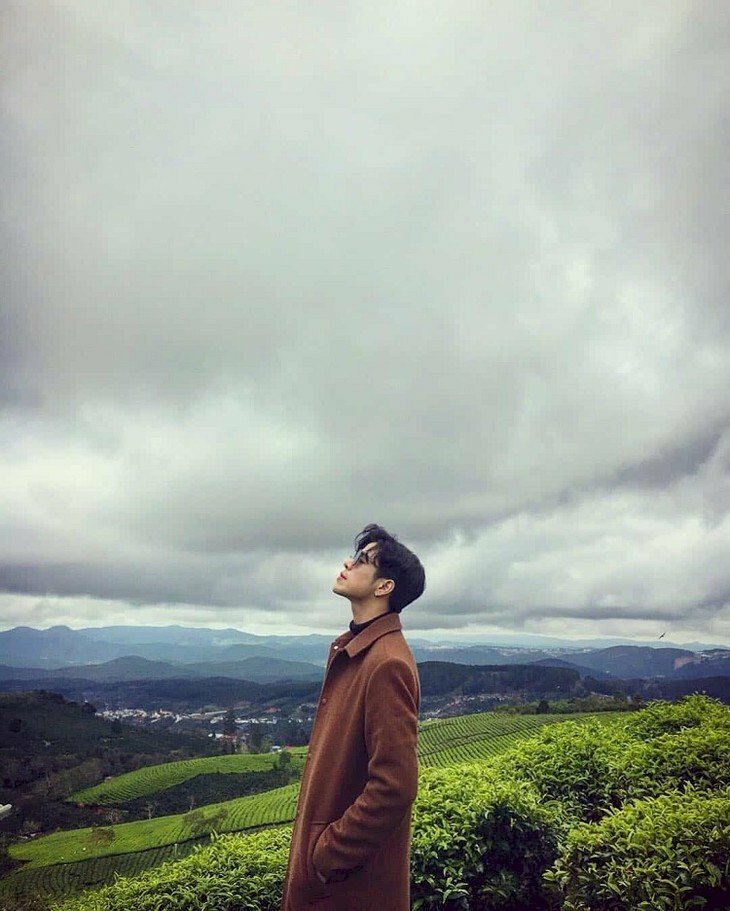 Cách tạo dáng cực chất cho các nam thần trong bộ áo khoác nâu dài đầu hơi ngẩng cao, mắt nhắm người đứng thẳng tự nhiên 2 tay đạt vào túi áo