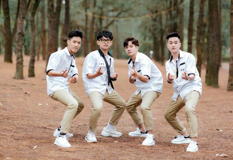 Cách tạo dáng nhóm học sinh nam hài hước trong bộ đồ học sinh áo trắng quần tây cùng dáng đứng khụy gối mắt nhìn ống kính