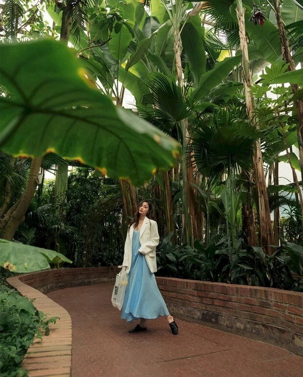 Cách tạo dáng với váy dài sang chảnh đưa 1 chân nhót ra phía trước.